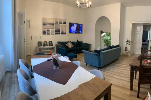 Cozy appartement 100m2 near Astronomical clock