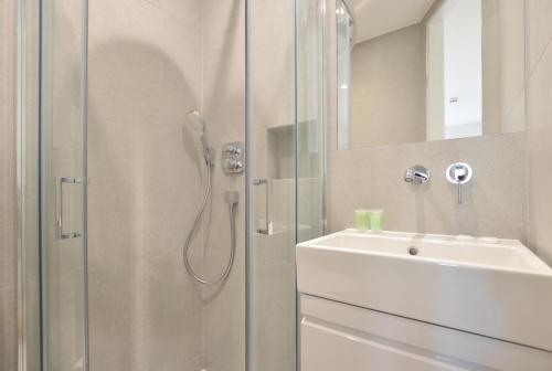 Bathroom, Earls Court East Serviced Apartments in Earls Court