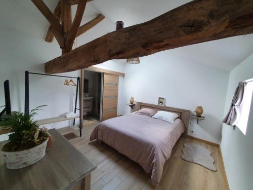 Room in Guest room - Les Chambres Des Vigealieres 2