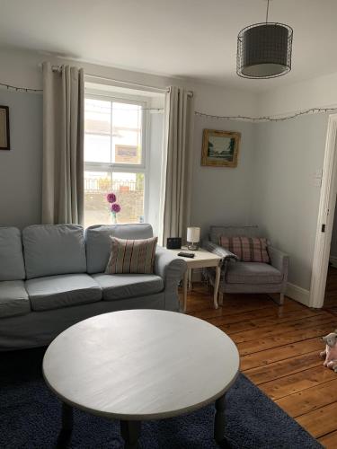 Wonderful Home and parking, pets allowed 4