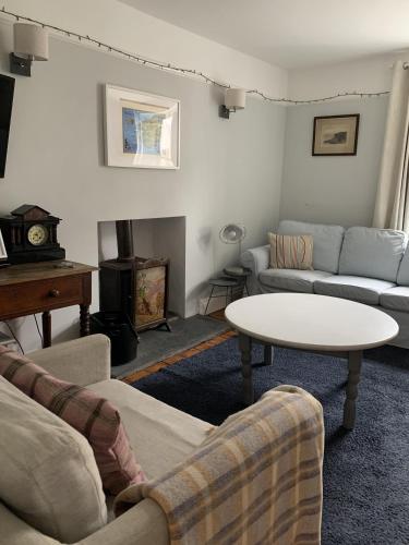Wonderful Home and parking, pets allowed 5