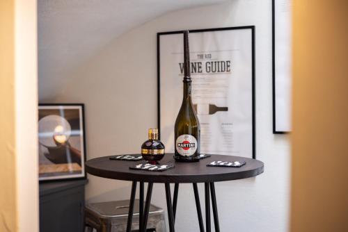 The Heart of Angel - Bright 2BDR House with Terrace, Gym & Cinema