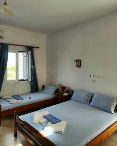 1 double bed, 1 twin bed
