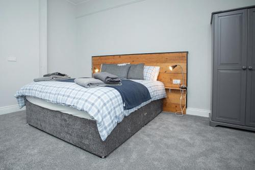 1 king bed, 2 bunk beds