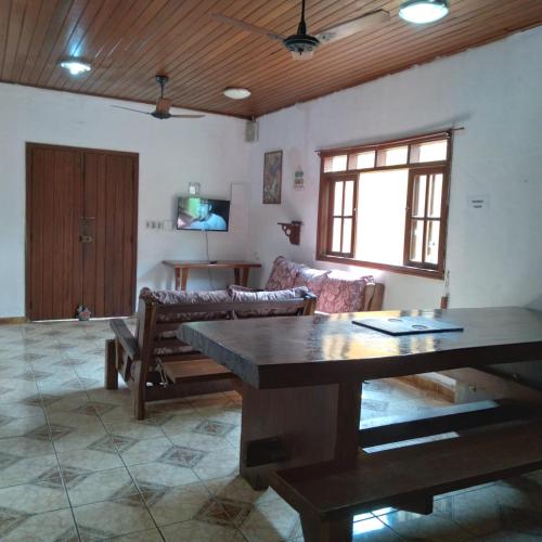 Casa inteira para até 16 pessoas no Centro de Ilhabela (Casa inteira para ate 16 pessoas no Centro de Ilhabela) in Praia Itaquanduba