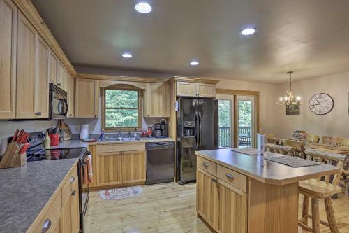 Lovely Ellijay Cabin with Community Pool Access - image 3