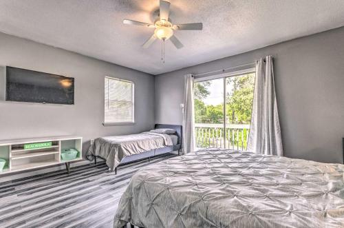 Bright Townhome with Yard 2 Miles to Beaches - image 12