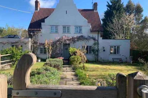Pohled zvenku, Pretty country family home- dog friendly. in Henfield