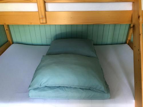 2 bunk beds