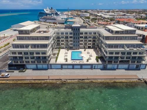 Stylish luxury condo, central location, ocean view, pool