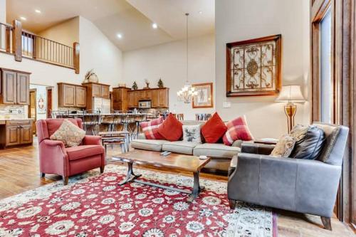 Luxurious 6 BDR Lodge with Private Hot Tub and Views - image 3