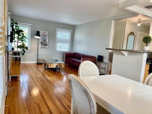 Rustling Leaves 2bd/1 ba Upstairs Parking/Laundry, Los Angeles (fotografie 6)