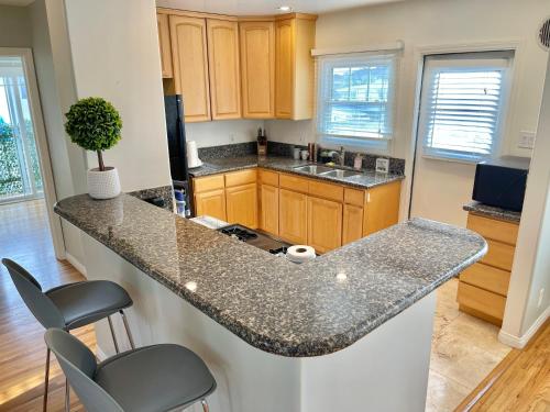 Rustling Leaves 2bd/1 ba Upstairs Parking/Laundry, Los Angeles (fotografie 8)
