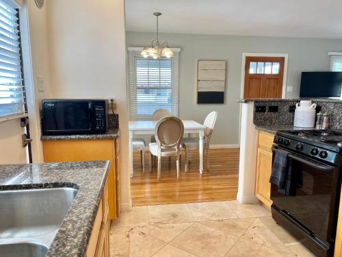 Rustling Leaves 2bd/1 ba Upstairs Parking/Laundry in Los Angeles, USA