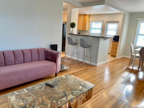 Rustling Leaves 2bd/1 ba Upstairs Parking/Laundry in Los Angeles, USA