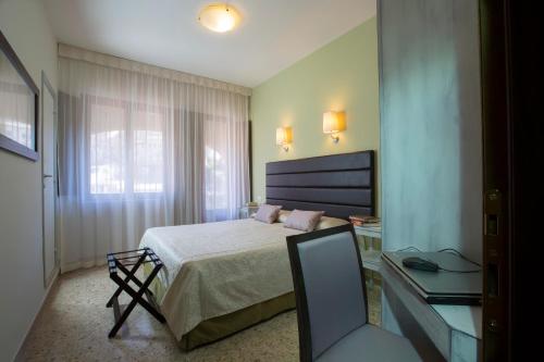 Classic Double or Twin Room with City View image 2