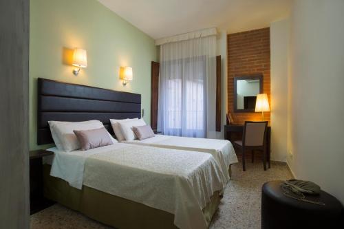 Classic Double or Twin Room with City View image 4