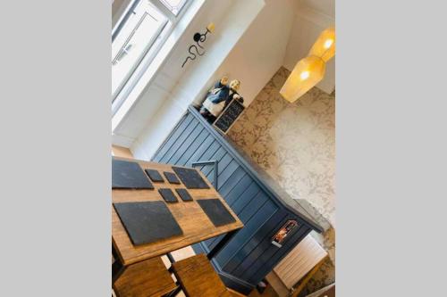 Quigley Buildings - Stylish Entire 2 bed House sleeps 5 Wigan - Private Garden - Free parking - Wifi - Secure garden