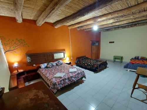 1 queen bed, 3 twin beds