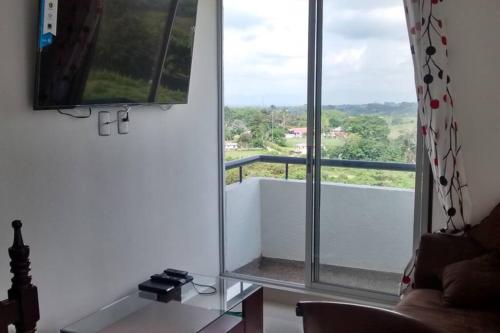 Apartamento Amoblado 3 hab 2 baños con excelente vista montañas cafeteras acogedor ambiente familiar, piscinas niños adultos, parqueadero, BBQ y ascensor con muy buena iluminación natural