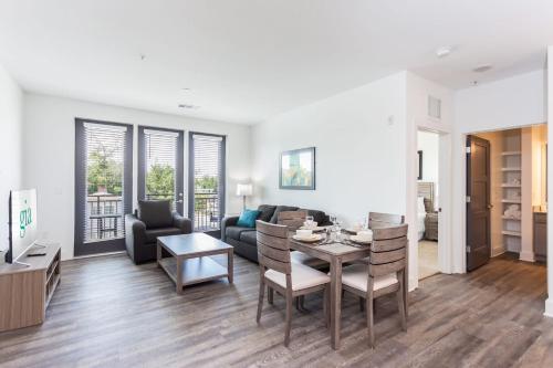 Stay Gia - Modern 2 Bedroom Apartment - image 8