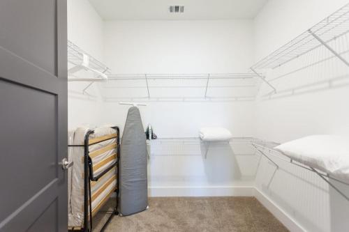 Stay Gia - Modern 2 Bedroom Apartment - image 12