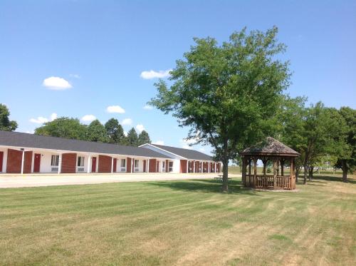 . Crest Country Inn