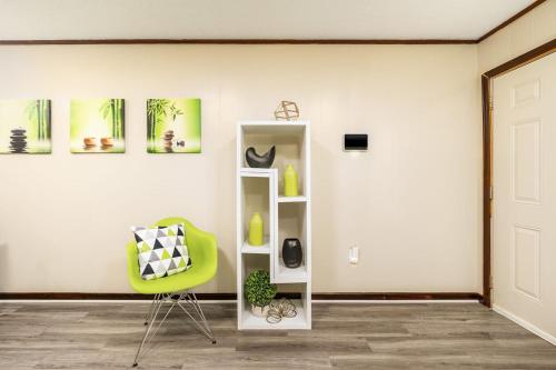 Heirs Living - Zen 1 mile to Downtown 55inches TV King Bed Pets OK - main image