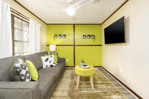 Heirs Living - Zen 1 mile to Downtown 55inches TV King Bed Pets OK - image 3