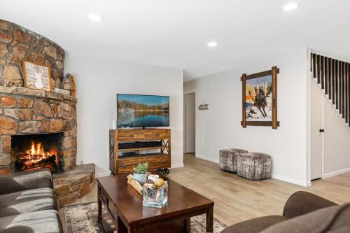 The Getaway Big Bear - Spa *Firepit *Pool *Sleeps 10 *Ski Views in Big Bear Lake, USA
