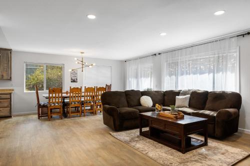 The Getaway Big Bear - Spa *Firepit *Pool *Sleeps 10 *Ski Views in Big Bear Lake, USA