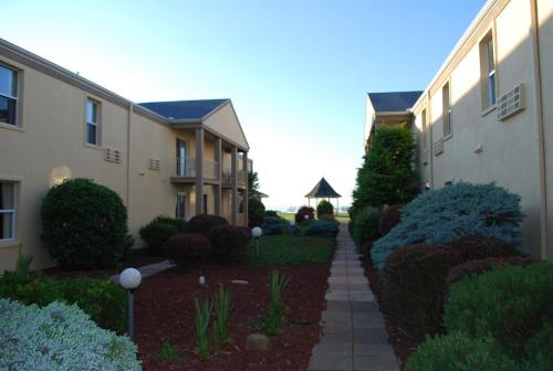 Clinton Inn & Suites - 정원