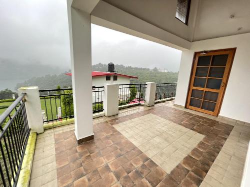 Balcony/terrace, EKO STAY - Cliff Haven Villa in Naukuchiatal