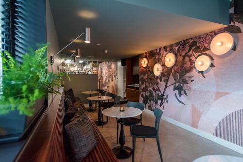 Εστιατόριο, Fietshotel Zee van Tijd Holwerd in Ντόνγκεραντίλ