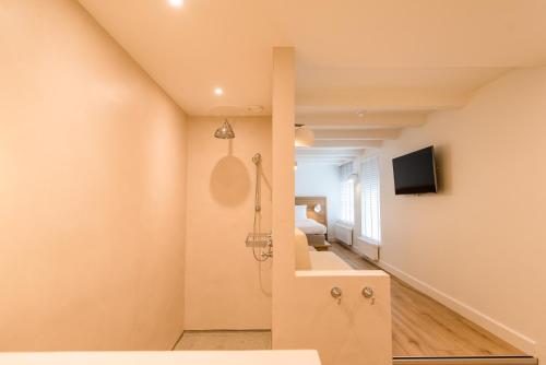 Μπάνιο, Fietshotel Zee van Tijd Holwerd in Ντόνγκεραντίλ