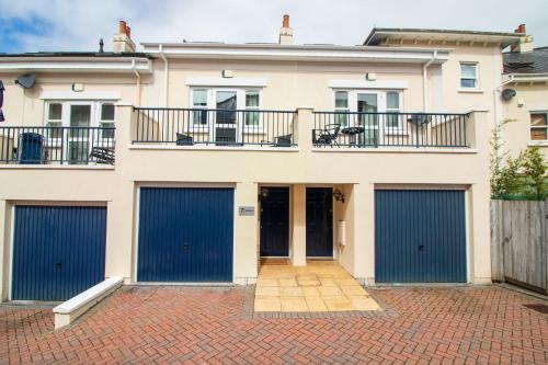 SeaEsta- Luxury Family Home, Short Walk to Harbour