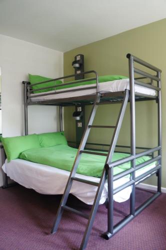 1 double bed, 1 twin bed