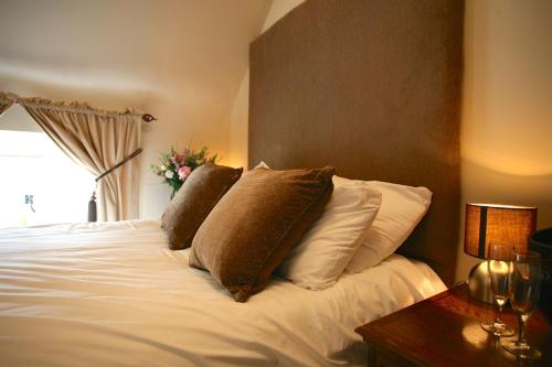 The White Hart - image 14