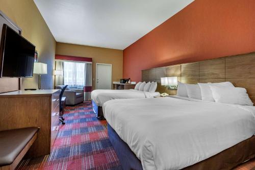 Queen Room with Two Queen Beds and Refrigerator - Non-Smoking