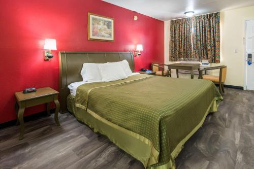 Rodeway Inn - image 9