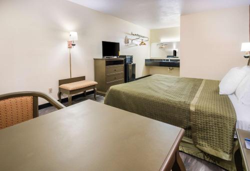 Rodeway Inn - image 12