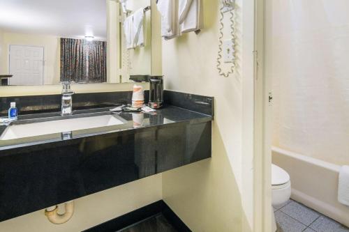 Rodeway Inn - image 7
