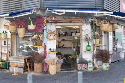 Fabulous Corner Market by TLV2RENT