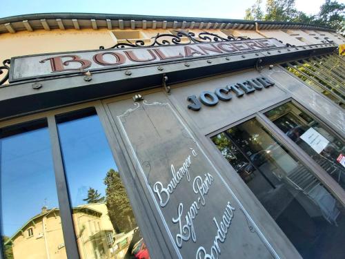 Restaurant, Charmant Studio sur cour a LYON 9e Mont d'or in Other