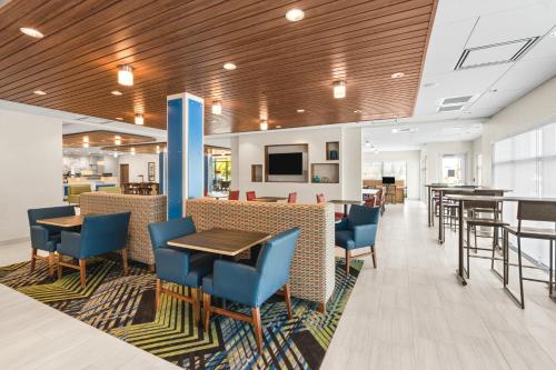餐廳, 智選假日酒店及套房－蘇森市納帕谷地區－洲際酒店集團旗下 (Holiday Inn Express And Suites Suisun City Napa Valley Area By IHG) in 休森市