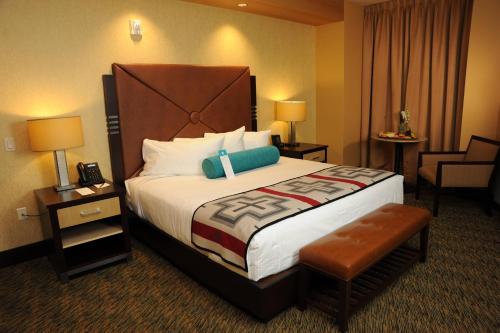 Twin Arrows Navajo Casino Resort Twin Arrows Navajo Casino Resort is conveniently located in the popular Angell area. The hotel offers a high standard of service and amenities to suit the individual needs of all travelers. All the ne