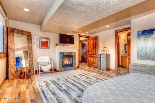 The Perch Park City - Magnificent 6 BR House With Views, Elevator, Game Room, Hot Tub