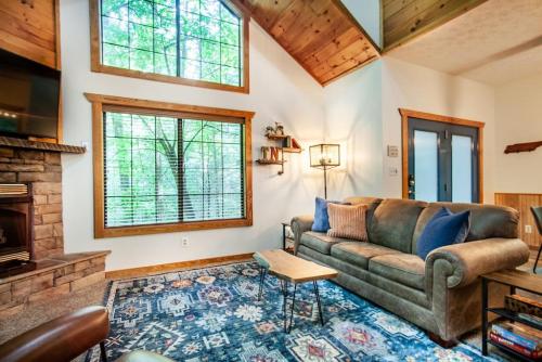 Whitetail Cabin- 360 forest views with hot tub - image 8