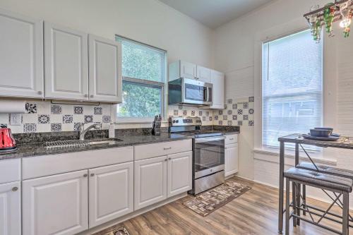 Chic Tampa Getaway - 3 Miles to Downtown! - image 2