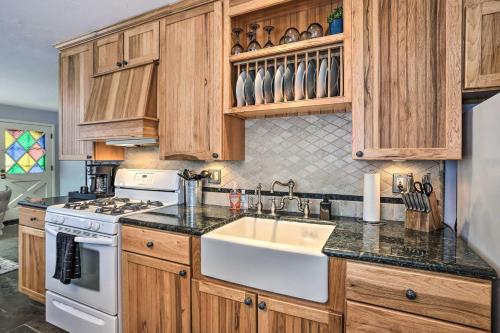Cute Cottage with Patio Less Than 8 Mi to Big Bear Lake - image 5